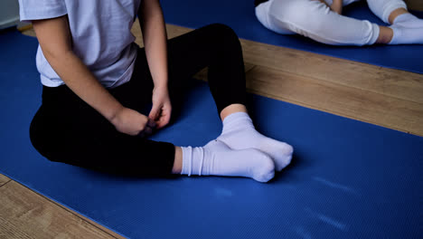 Mädchen-Trainieren-Im-Yoga-Kurs