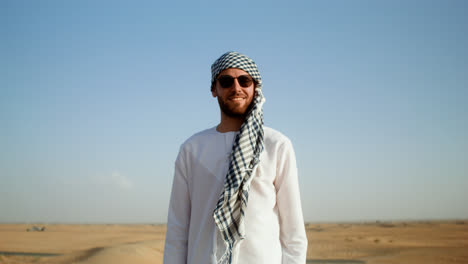 Chico-árabe-En-El-Desierto