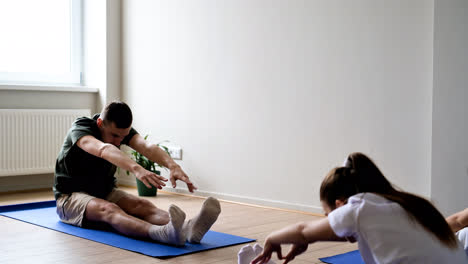 Menschen,-Die-Yoga-Praktizieren