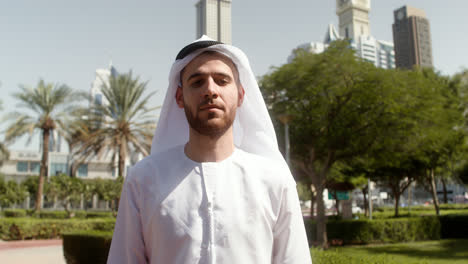 Man-with-arabic-clothing-in-the-street