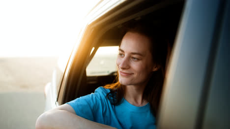 Woman-traveling-in-a-car