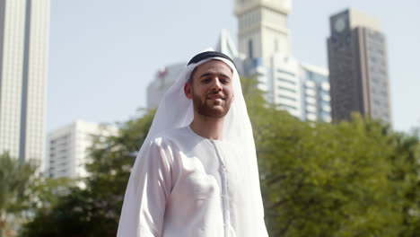 Man-with-arabic-clothing-in-the-street