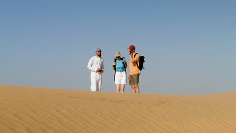 Drei-Reisende-In-Der-Wüste