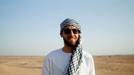 Arabischer-Typ-In-Der-Wüste
