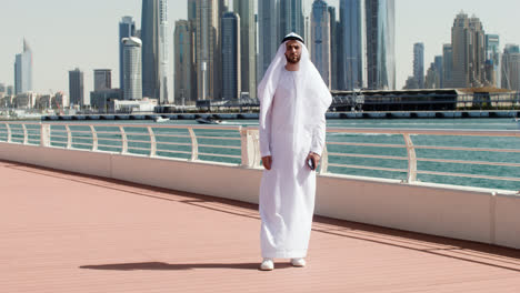 Mann-In-Arabischer-Kleidung-Posiert-Im-Freien