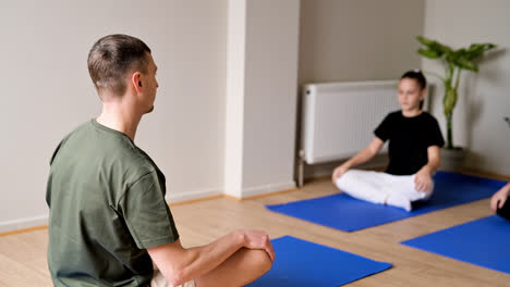 Menschen,-Die-Yoga-Praktizieren
