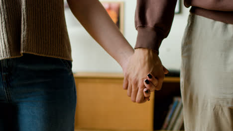 Couple-holding-hands