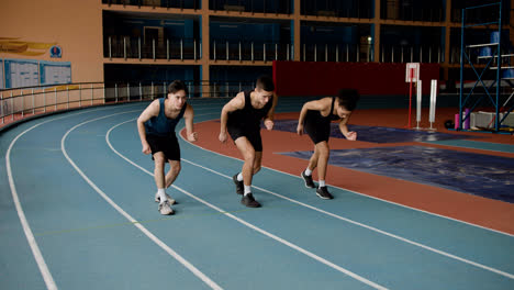 Drei-Athleten-Bei-Einem-Rennen