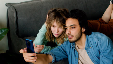 Man-and-woman-using-smartphone