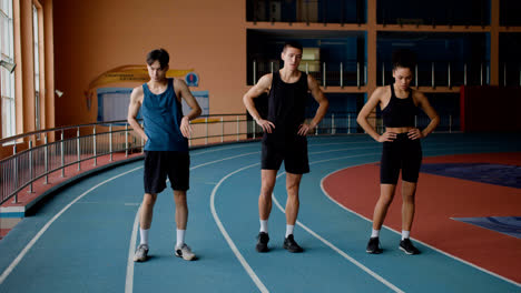 Drei-Athleten-Auf-Einer-Laufstrecke