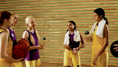 Mädchen-Auf-Dem-Basketballplatz