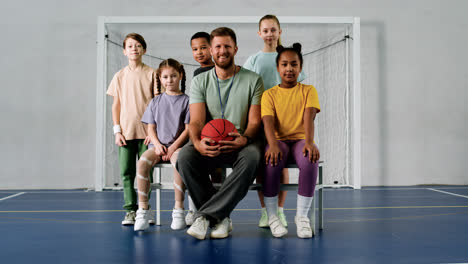 Basketball-team-posing