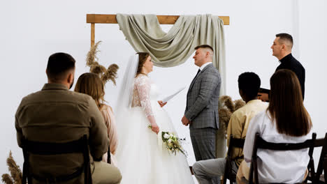 Couple-at-the-altar