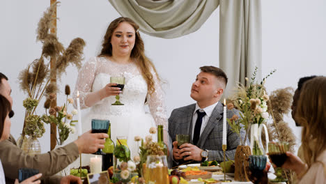 Bride-giving-a-speech-on-the-banquet