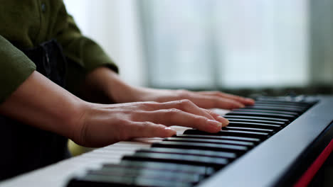 Closeup-of-woman-playing-piano