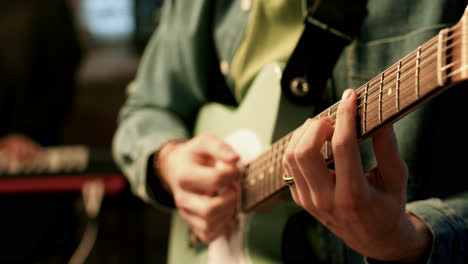 Hombre-Tocando-La-Guitarra