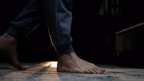 Nahaufnahme-Der-Füße-Eines-Mannes-Auf-Dem-Boden