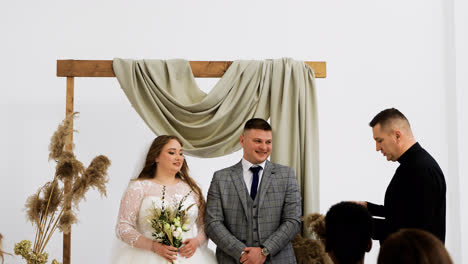 Couple-in-love-at-the-altar