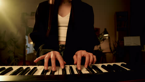 Frau-Spielt-Keyboard