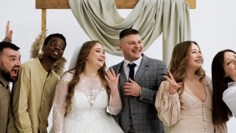 Wedding-couple-and-friends-at-the-altar