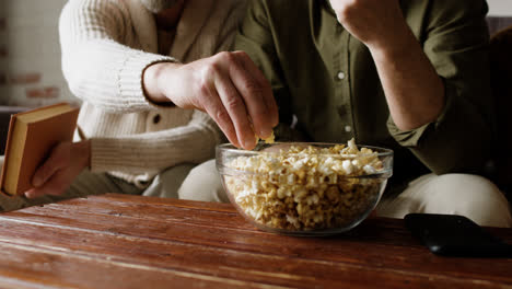 Menschen,-Die-Zu-Hause-Popcorn-Essen