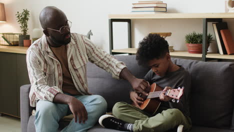 Father-and-son-learning-how-to-play-the-ukulele