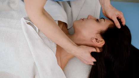 Frau-Erhält-Eine-Massage