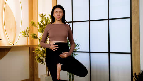 Pregnant-woman-on-yoga-mat