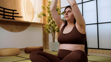 Frau-Macht-Yoga-Drinnen