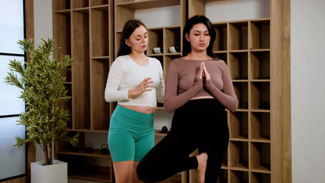 Frauen-Machen-Yoga-Drinnen