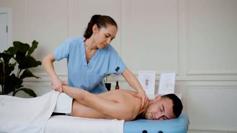 Man-receiving-a-massage