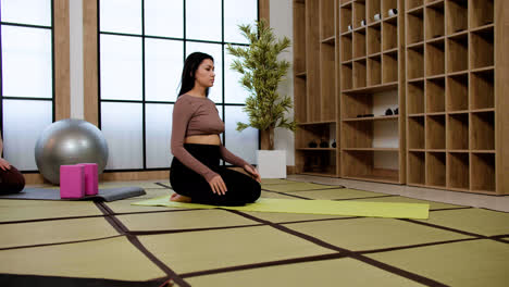 Women-in-yoga-studio