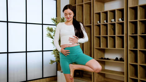 Mujer-Haciendo-Yoga-En-El-Interior