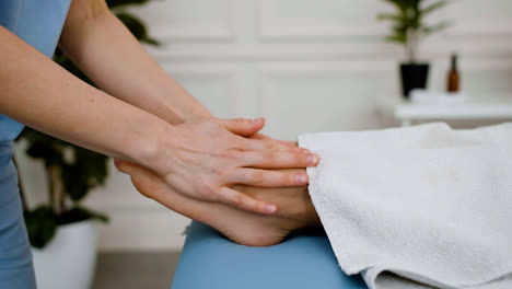 Physiotherapeut-Gibt-Eine-Massage