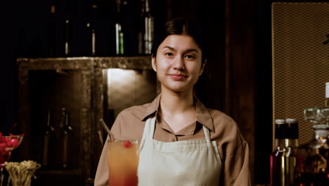 Barkeeper-Serviert-Einen-Drink