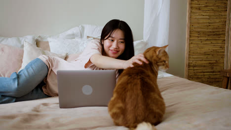 Woman-with-cat-in-bed