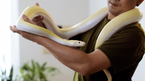 Man-with-snake-indoors