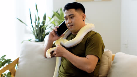 Hombre-Con-Serpiente-Hablando-Por-Teléfono