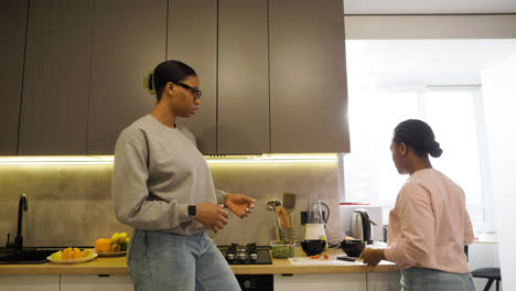 Women-talking-in-the-kitchen