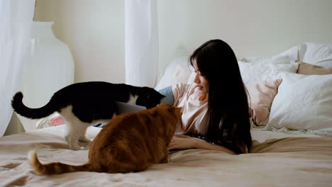 Frau-Mit-Katzen-Im-Bett