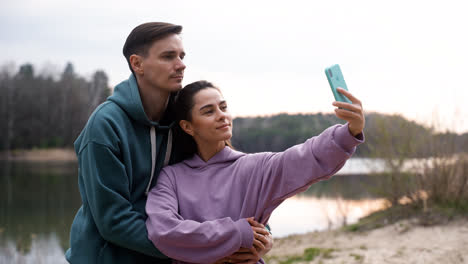 Couple-taking-selfies-in-the-forest