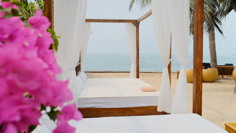 Luxury-beach-beds