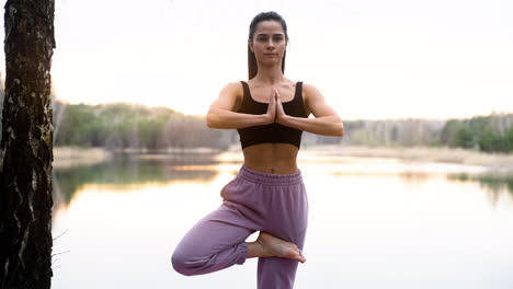 Mujer-Haciendo-Yoga-En-El-Bosque