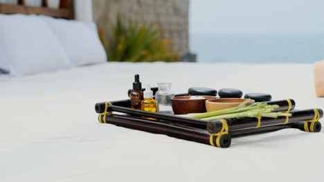 Massageprodukte-über-Einem-Strandbett