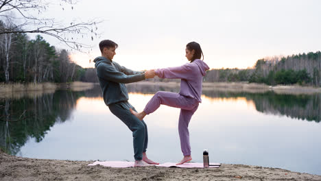 Couple-doing-exercises-outdoors