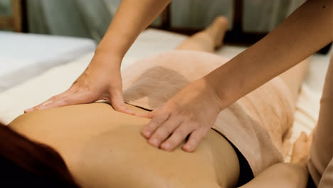 Masseuse-giving-massage-to-woman