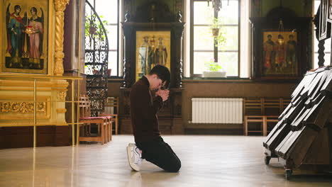 Man-praying-indoors