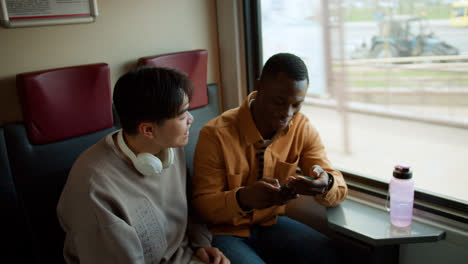 Friends-watching-videos-in-the-train