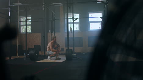 Weitwinkelaufnahme-Eines-Jungen-Kaukasischen-Extremgewichthebers,-Der-In-Einer-Großen-Hardcore-Fitnesshalle-Mit-Einer-Schweren-Langhantel-Trainiert.