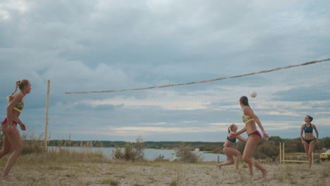 Inoffizieller-Beachvolleyball-Wettbewerb-Zwischen-Weiblichen-Spielerinnen,-Die-Springen-Und-Sich-Gegenseitig-Bälle-Zuspielen